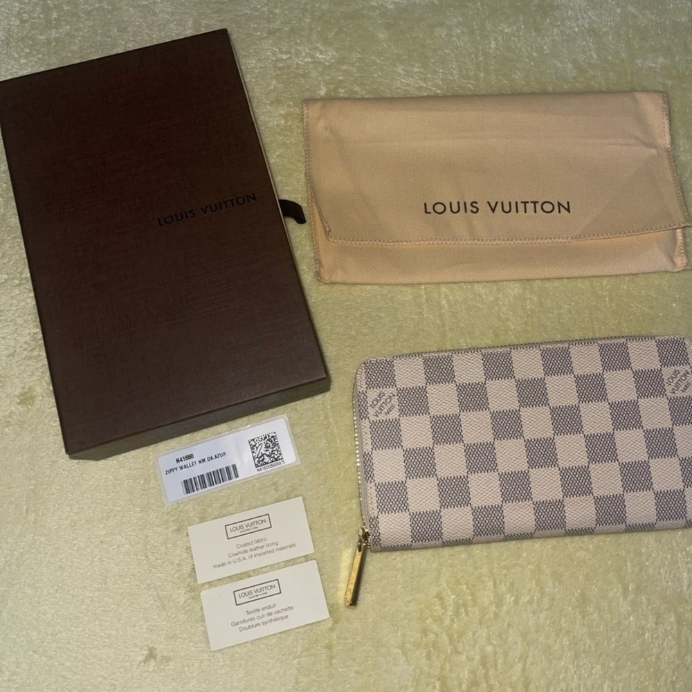 PRICE FIRM Authentic Louis Vuitton Damier Azur Zippy Wallet •Box & dust bag •